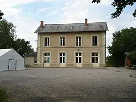 Le bâtiment voyageurs de l'ancienne gare (devenue salle des fêtes) en 2011.