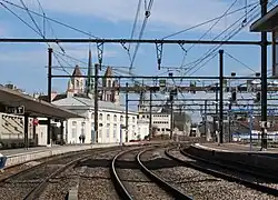 Les voies en direction de Lyon, avec la cathédrale Saint-Bénigneen arrière-plan.