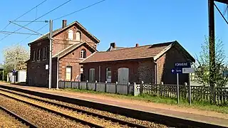 Remise et ancien bâtiment voyageurs.