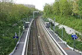 Vue des voies et quais en direction de Reims.