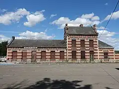 Place de la gare et bâtiment des recettes.