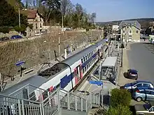 Rame Z 20500 prête à partir vers Paris, vue depuis la passerelle à l'ouest du bâtiment voyageurs.