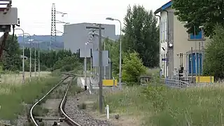 Les voies vues depuis le passage à niveau avec la D621.