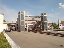La passerelle couverte, accessible aux personnes à la mobilité réduite, permet l'accès en toute sécurité au deuxième quai (construite en 2006).