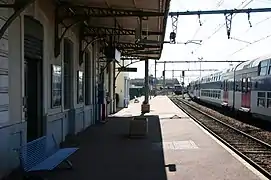 Quai latéral et bâtiment voyageurs.