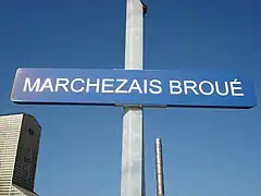 Panneau indiquant le nom de la gare.