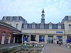 Accès aux quais et vue des heurtoirs, avec le bâtiment voyageurs en arrière-plan.