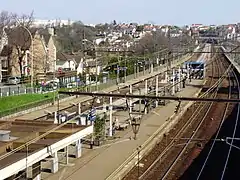 Le quai central et les quais latéraux décalés.