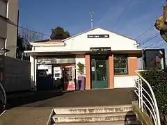 Le bâtiment de voyageurs.