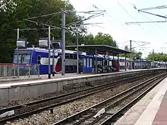 Quai central, pour Pontoise à l'arrière-plan (voie 1) et pour Paris au milieu (voie 2).