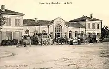 La place de la gare de Survilliers, avec des omnibus à cheval pour Mortefontaine (à g.) et La Chapelle-en-Serval.