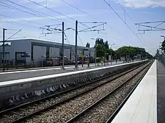 Vue d'ensemble, en regardant vers Paris, depuis l'extrémité est du quai de la voie 1B pour Mitry - Claye.