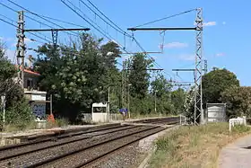 Vue des quais, avec le passage à niveau au milieu.