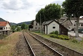 Vue générale de la gare du Bruel se réduisant à un simple abri de quai en 2011.