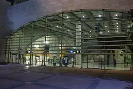Parvis (esplanade), la nuit.