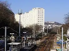 photographie en couleurs prise au-dessus de voies de chemin de fer