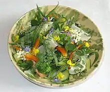 Photographie en couleurs, représentant une salade de légumes.