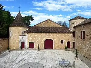 Les bâtiments au nord-ouest de la cour du château. À gauche la chapelle et à droite le pigeonnier.