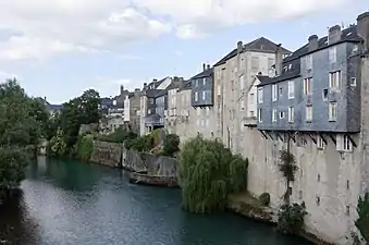 Oriels supportés par des chevrons à Oloron-Sainte-Marie (Pyrénées-Atlantique).