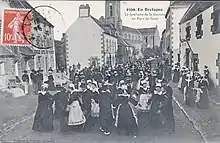 Le jambado de la gavotte dans une rue de Scaër en 1909 (carte postale Villard).