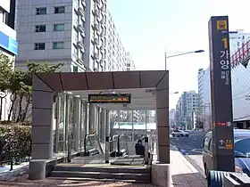 Un accès des dix accès à la station en 2010.