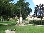 Un monument avec une croix
