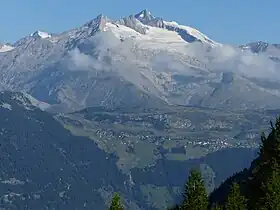 Vue du Geisshorn (au centre à gauche), avec, à sa droite, le Sattelhorn et l'Aletschhorn (au centre).