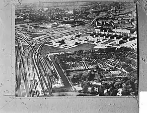 Montage photographique en noir et blanc d'un échangeur autoroutier comprenant de multiples voies et de multiples niveau en milieu urbain.