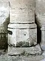 Base et socle au début des grandes arcades.