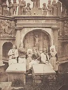 Groupe au pied du calvaire, photographié par Geneviève Élisabeth Disdéri en 1856.