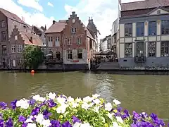 Maisons anciennes au bord de l'eau.