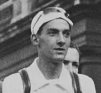 Photo en noir et blanc d'un homme avec une casquette.
