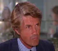 Giacomo Rossi Stuart joue le rôle du Dr Paul Eswai.