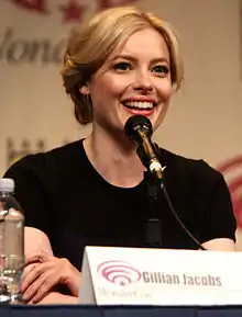 Gillian Jacobs interprète Helen.