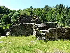 Restes d'une tour d'angle.