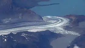 Vue du glacier Viedma dans le champ de glace Sud de Patagonie. Il plonge directement dans le lac Viedma.