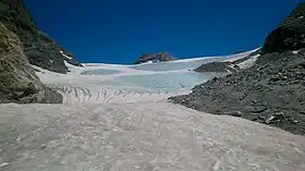 Vue du glacier de Rhêmes-Golette depuis son front glaciaire avec le sommet de la Granta Parey, en Italie, au centre.