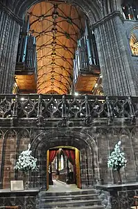 Le jubé	et le voûte de la nef centrale (XVIe siècle).