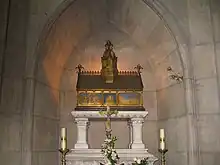 Reliquaire de la bienheureuse Yolande de Pologne et la rose d'or (sur le côté droit), église des pères Franciscains à Gniezno (Pologne)