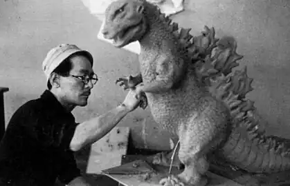 Le sculpteur Toshimitsu élaborant un prototype de Godzilla.