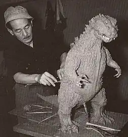 Toshimitsu concevant le modèle définitif du monstre.