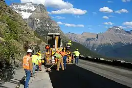 Ouvriers œuvrant sur la Going-to-the-Sun Road.
