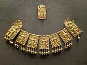 Maîtresse des animaux avec deux lions. Électrum, chaque plaque 3,25 cm. Rhodes, v. 650-600British Museum