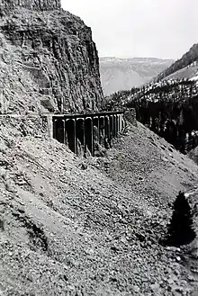 Photographie en noir et blanc montrant le viaduc au sein du Golden Gate Canyon.