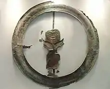 Cercle de bronze, avec au centre une gorgone fragmentaire