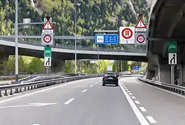 L'autoroute A2 devenant une semi-autoroute à l'approche du portail nord du tunnel du Saint-Gothard à Göschenen.