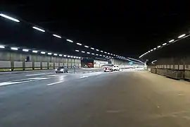 Zone de sortie sous le dépôt de maintenance et la base des services de sécurité.