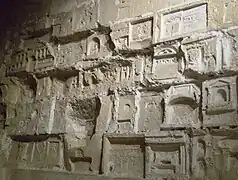 Graffitis de prêtres réfractaires.