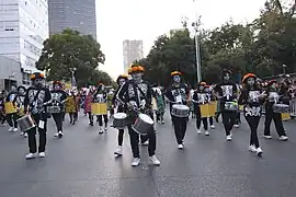 Les musiciens et les déguisements de squelettes sont omniprésents tout au long des défilés, comme ici lors du Gran Desfile 2023