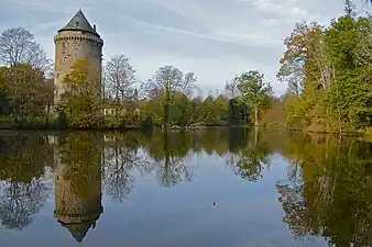 Vue du donjon depuis le parc.